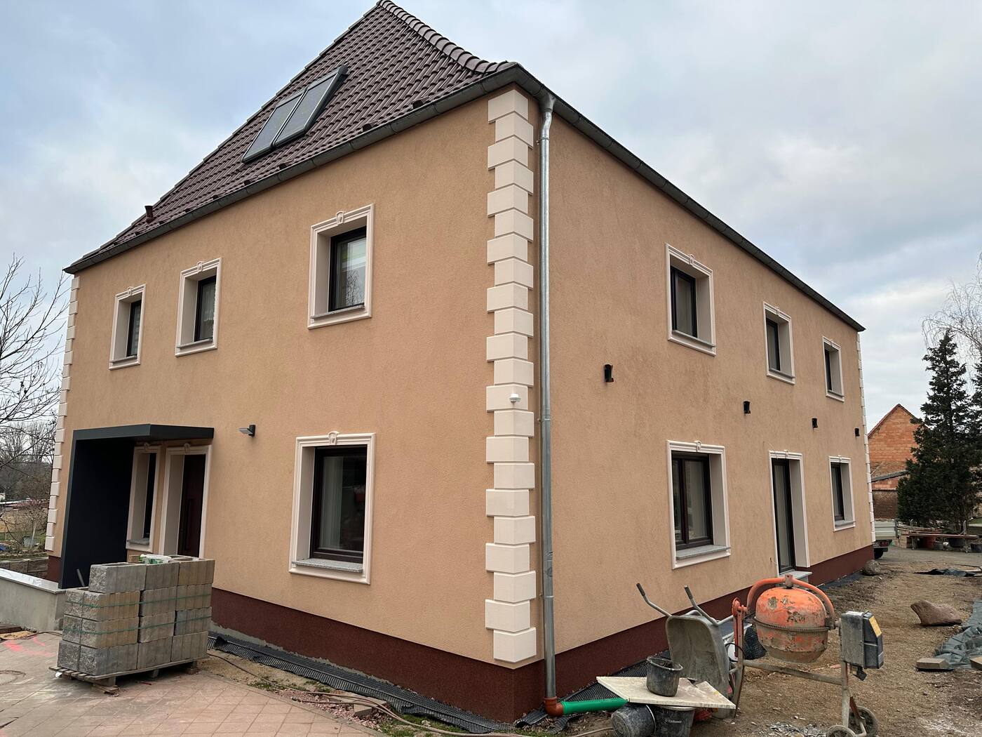 Mehrfamilienhaus nach der energetischen Sanierung – Effizienzklasse A mit Wärmepumpe, gedämmter Fassade und neuen Fenstern