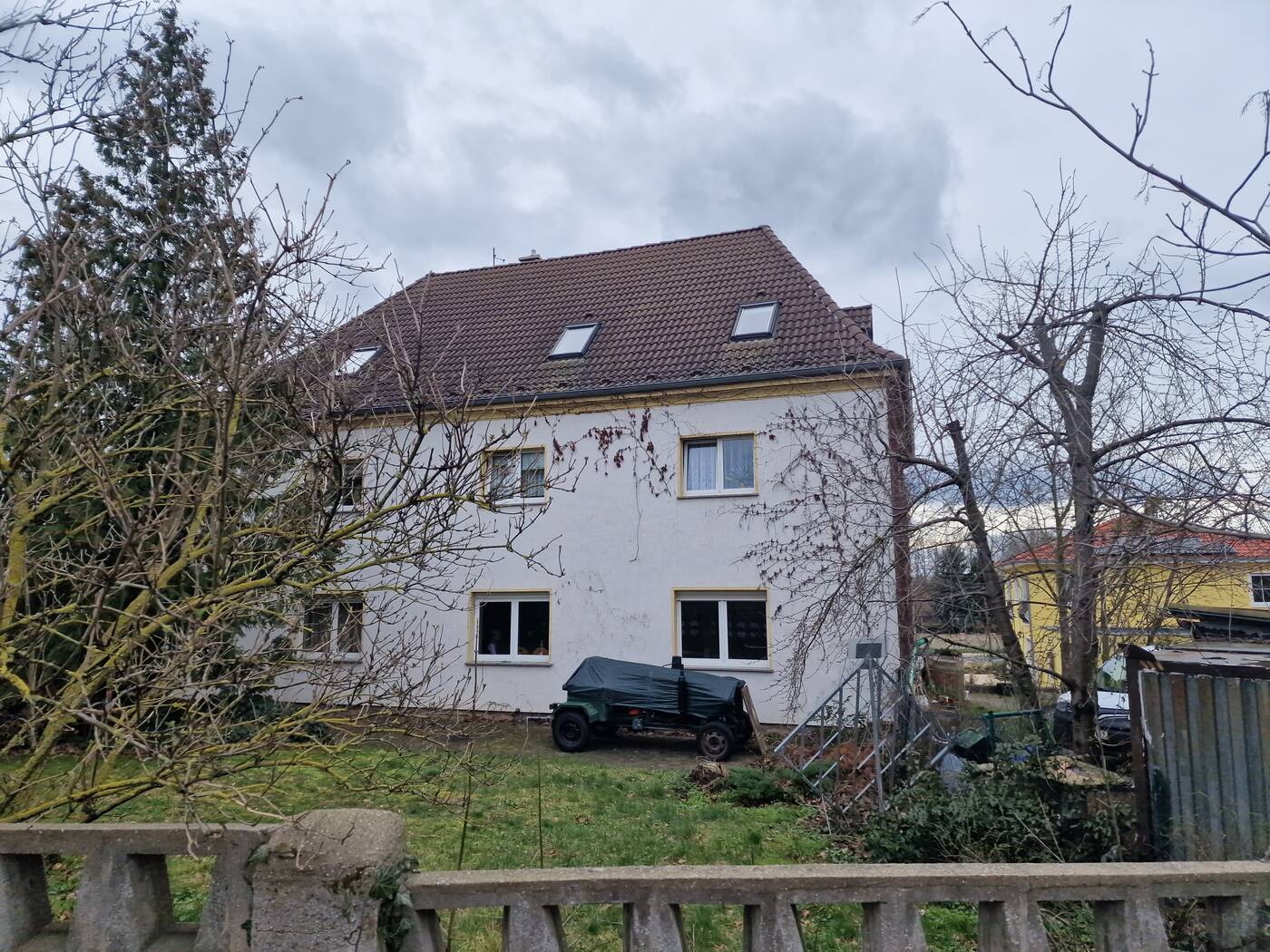 Mehrfamilienhaus mit 5 Wohneinheiten vor der energetischen Sanierung – Effizienzklasse D, alte Fassade und Ölheizung